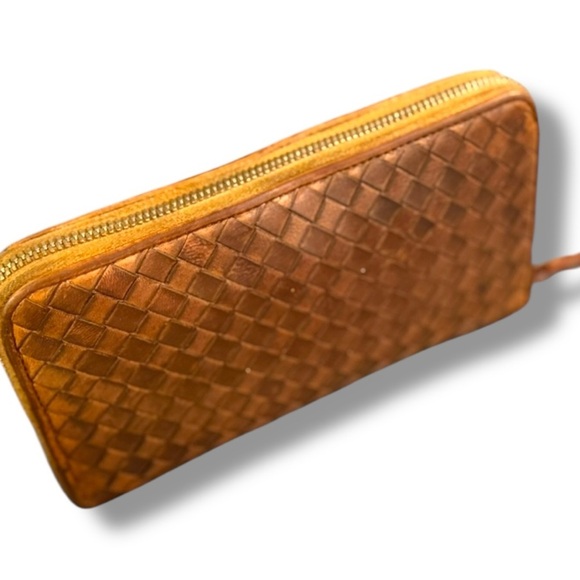 Bottega Veneta Intrecciato Leather Zip Wallet Clutch – Made in Italy - Picture 3 of 12